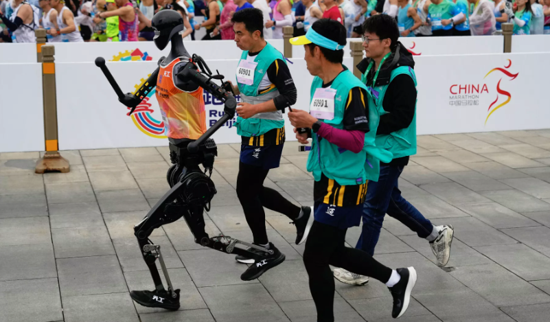 Les robots humanoïdes sont-ils plus rapides que les humains ? La première course avec des robots en Chine