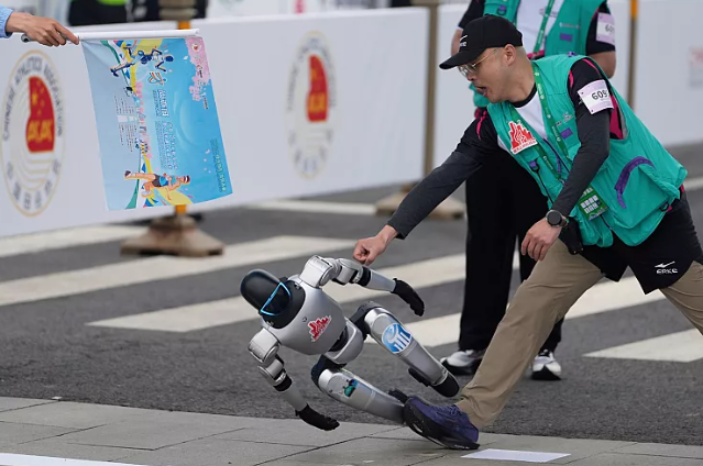 Le premier semi marathon avec des robots humanoides